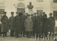 1929-1932, Warszawa, Polska.
Wizyta księcia japońskiego Ree w 1 Dywizjonie Artylerii Konnej im. gen. Józefa Bema. Od lewej: oficerowie świty, major dyplomowany Stefan Brzeszczyński, szef Gabinetu Wojskowego Prezydenta Rzeczypospolitej pułkownik Jan Głogowski, porucznik Kreiser, książę Ree, major dyplomowany Sokołowski, porucznik Zieliński, pułkownik Leon Dunin-Wolski, porucznik Matkowski, oficer świty, porucznik Hoszowski. 
Fot. NN, Instytut Polski i Muzeum im. gen. Sikorskiego [album 415k - Dywizjon Artylerii Konnej]