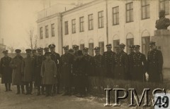 1929-1932, Warszawa, Polska.
Wizyta księcia japońskiego Ree w 1 Dywizjonie Artylerii Konnej im. gen. Józefa Bema. Od lewej: polski porucznik, oficerowie świty, polski kapitan, major dyplomowany Stefan Brzeszczyński, porucznik Kreiser, książę Ree, szef Gabinetu Wojskowego Prezydenta Rzeczypospolitej pułkownik Jan Głogowski, Pułkownik Leon Dunin-Wolski, major dyplomowany Sokołowski, porucznik Zieliński, pułkownik Leon Dunin-Wolski, porucznik Matkowski, oficer świty, porucznik Hoszowski. 
Fot. NN, Instytut Polski i Muzeum im. gen. Sikorskiego [album 415k - Dywizjon Artylerii Konnej]