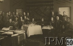 1929-1932, Warszawa, Polska.
Wizyta księcia japońskiego Ree w 1 Dywizjonie Artylerii Konnej. W kasynie dywizjonu siedzą od lewej: dwóch Japończyków, szef Gabinetu Wojskowego Prezydenta Rzeczypospolitej pułkownik Jan Głogowski, porucznik Dobrowolański, dowódca 1 Dywizjon Artylerii Konnej im. gen. Józefa Bema major Stefan Brzeszczyński, książę Ree, major Sokołowski, pułkownik Leon Dunin-Wolski, pułkownik Cehak, Japończyk. Od lewej stoją: porucznik Matkowski, porucznik Marynowski, NN, podporucznik Danielczyk, porucznik Leśniowski, dwóch oficerów szwoleżerów, kapitan Sulewski, porucznik Olszowski, porucznik Hoszowski, porucznik Kreyser, porucznik Gruszczyński, porucznik Zieliński. 
Fot. NN, Instytut Polski i Muzeum im. gen. Sikorskiego [album 415k - Dywizjon Artylerii Konnej]