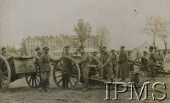 1920-1939, Warszawa, Polska.
Żołnierze i oficerowie 1 Dywizjonu Artylerii Konnej im. gen. Józefa Bema przy armatach. 
Fot. NN, Instytut Polski i Muzeum im. gen. Sikorskiego [album 415k - Dywizjon Artylerii Konnej]