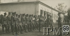 1929-1932, Warszawa, Polska.
Szkoła podoficerska, rozdanie świadectw. Od prawej: porucznik B. Święcicki, podporucznik Danielczyk, dowódca 1 Dywizjonu Artylerii Konnej im. gen. Józefa Bema major dyplomowany Stefan Brzeszczyński. W pierwszym rzędzie, pierwszy z lewej plutonowy Jan Kęsik. 
Fot. NN, Instytut Polski i Muzeum im. gen. Sikorskiego [album 415k - Dywizjon Artylerii Konnej]