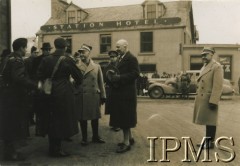1941-1943, Szkocja, Wielka Brytania.
Wizyta generała Władysława Sikorskiego w szkockim miasteczku.
Fot. NN, Instytut Polski im. Gen. Sikorskiego w Londynie [album Józefa Kordylewskiego nr 425, numer inwentarzowy 24344]