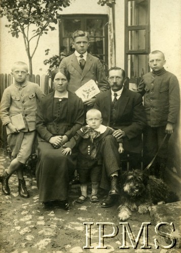 ok. 1918, Golina nad Wartą, Polska
Józef Kordylewski (stoi) z rodziną
Fot. NN, Instytut Polski im. Gen. Sikorskiego w Londynie [album Józefa Kordylewskiego nr 426, numer inwentarzowy 24345]