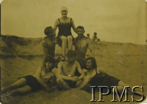 Lata 20., Polska.
Józef Kordylewski (klęczy 1. z prawej) z przyjaciółmi 
Fot. NN, Instytut Polski im. Gen. Sikorskiego w Londynie [album Józefa Kordylewskiego nr 426, numer inwentarzowy 24345]