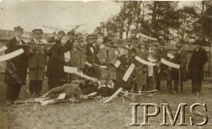 Lata 20., Chodzież, Polska.
Uczniowie Gimnazjum św. Barbary z modelami samolotów.
Fot. NN, Instytut Polski im. Gen. Sikorskiego w Londynie [album Józefa Kordylewskiego nr 426, numer inwentarzowy 24345]