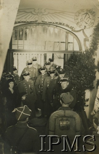 Lata 30., Polska.
Uroczystość z udziałem oficerów Wojska Polskiego. 
Fot. NN, Instytut Polski im. Gen. Sikorskiego w Londynie [album Józefa Kordylewskiego nr 426, numer inwentarzowy 24345]