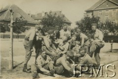Lata 30., Jarocin, Polska.
Żołnierze ze Szkoły Podchorążych Rezerwy Piechoty. 
Fot. NN, Instytut Polski im. Gen. Sikorskiego w Londynie [album Józefa Kordylewskiego nr 426, numer inwentarzowy 24345]