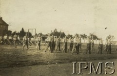 Lata 30., Jarocin, Polska.
Żołnierze ze Szkoły Podchorążych Rezerwy Piechoty w czasie gimnastyki.
Fot. NN, Instytut Polski im. Gen. Sikorskiego w Londynie [album Józefa Kordylewskiego nr 426, numer inwentarzowy 24345]