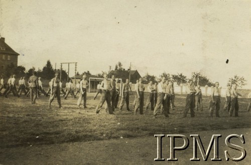 Lata 30., Jarocin, Polska.
Żołnierze ze Szkoły Podchorążych Rezerwy Piechoty w czasie gimnastyki.
Fot. NN, Instytut Polski im. Gen. Sikorskiego w Londynie [album Józefa Kordylewskiego nr 426, numer inwentarzowy 24345]