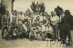 Lata 30., Jarocin, Polska.
Żołnierze ze Szkoły Podchorążych Rezerwy Piechoty z przyborami toaletowymi. 
Fot. NN, Instytut Polski im. Gen. Sikorskiego w Londynie [album Józefa Kordylewskiego nr 426, numer inwentarzowy 24345]