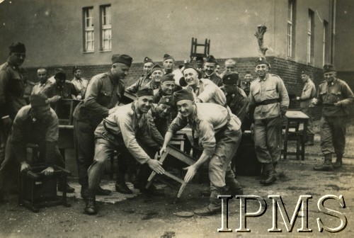 Lata 30., Jarocin, Polska.
Żołnierze ze Szkoły Podchorążych Rezerwy Piechoty. 
Fot. NN, Instytut Polski im. Gen. Sikorskiego w Londynie [album Józefa Kordylewskiego nr 426, numer inwentarzowy 24345]