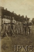 Lata 30., Jarocin, Polska.
Żołnierze ze Szkoły Podchorążych Rezerwy Piechoty w czasie zajęć praktycznych. 
Fot. NN, Instytut Polski im. Gen. Sikorskiego w Londynie [album Józefa Kordylewskiego nr 426, numer inwentarzowy 24345]