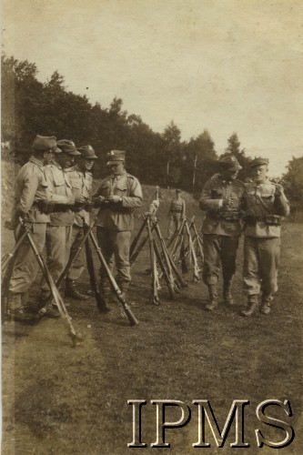 Lata 30., Jarocin, Polska.
Żołnierze ze Szkoły Podchorążych Rezerwy Piechoty w czasie zajęć praktycznych. 
Fot. NN, Instytut Polski im. Gen. Sikorskiego w Londynie [album Józefa Kordylewskiego nr 426, numer inwentarzowy 24345]