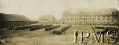 Lata 30., Jarocin, Polska.
Apel w Szkole Podchorążych Rezerwy Piechoty. W głębi widać koszary.
Fot. NN, Instytut Polski im. Gen. Sikorskiego w Londynie [album Józefa Kordylewskiego nr 426, numer inwentarzowy 24345]