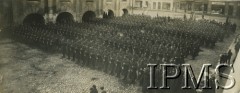 Lata 30., Jarocin, Polska.
Żołnierze ze Szkoły Podchorążych Rezerwy Piechoty na jarocińskim rynku. Po prawej stronie widać filary Ratusza Fot. NN, Instytut Polski im. Gen. Sikorskiego w Londynie [album Józefa Kordylewskiego nr 426, numer inwentarzowy 24345]