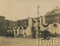 1928-1939, Toruń, Polska
Popiersie Marszałka Polskiego Józefa Piłsudskiego (proj. Antoni Miszewski) na pl. św. Katarzyny. Obok stoją armaty, zdobyte podczas powstania wielkopolskiego. Pomnik został zburzony w 1939 r. Fot. Z tyłu widać koszary Szkoły Podchorążych Artylerii. 
NN, Instytut Polski im. Gen. Sikorskiego w Londynie [album Józefa Kordylewskiego nr 426, numer inwentarzowy 24345]