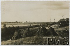 1934-1939, Toruń, Polska.
Żołnierze ze Szkoły Podchorążych Artylerii wykonują szkic perspektywiczny. W tle widać most im. Józefa Piłsudskiego i panoramę miasta. 
Fot. NN, Instytut Polski im. Gen. Sikorskiego w Londynie [album Józefa Kordylewskiego nr 426, numer inwentarzowy 24345]