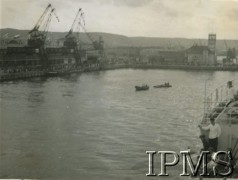 Przed 1939, Gdynia, Polska.
Motorówki w porcie, z lewej dźwigi na nabrzeżu.
Fot. NN, Instytut Polski i Muzeum im. gen. Sikorskiego w Londynie