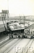 Przed 1939, Gdynia, Polska.
Tłum na nabrzeżu ogląda wyładunek samochodu ze statku, z lewej budynek Dworca Morskiego - Biura Gdynia Ameryka.
Fot. NN, Instytut Polski i Muzeum im. gen. Sikorskiego w Londynie