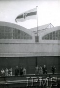 Przed 1939, Gdynia, Polska.
Grupa osób przed budynkiem Dworca Morskiego.
Fot. NN, Instytut Polski i Muzeum im. gen. Sikorskiego w Londynie