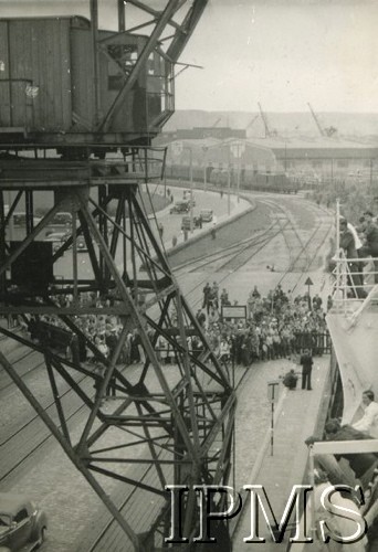 Przed 1939, Gdynia, Polska.
Grupa osób na nabrzeżu Dworca Morskiego.
Fot. NN, Instytut Polski i Muzeum im. gen. Sikorskiego w Londynie