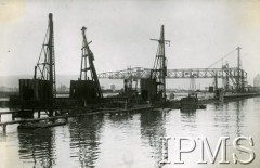 Przed 1939, Gdynia, Polska.
Urządzenia przeładunkowe na nabrzeżu - widok od strony basenu portowego.
Fot. NN, Instytut Polski i Muzeum im. gen. Sikorskiego w Londynie