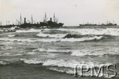 Przed 1939, Gdynia, Polska.
Statki handlowe na redzie gdyńskiego portu.
Fot. NN, Instytut Polski i Muzeum im. gen. Sikorskiego w Londynie