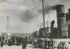 Przed 1939, Gdynia, Polska.
Pasażerowie wsiadają po trapie na pokład statku.
Fot. NN, Instytut Polski i Muzeum im. gen. Sikorskiego w Londynie