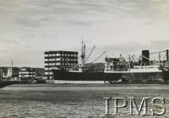 Przed 1939, Gdynia, Polska.
Statki w porcie, w tle budynek Łuszczarni Ryżu przy nabrzeżu Indyjskim.
Fot. NN, Instytut Polski i Muzeum im. gen. Sikorskiego w Londynie