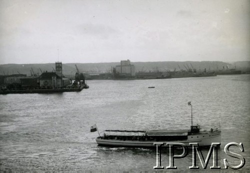 Przed 1939, Gdynia, Polska.
Widok portu, na pierwszym planie statek wycieczkowy.
Fot. NN, Instytut Polski i Muzeum im. gen. Sikorskiego w Londynie