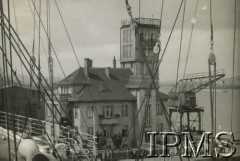 Przed 1939, Gdynia, Polska.
Statek pasażerski przy nabrzeżu, w tle Kapitanat Portu w Gdyni.
Fot. NN, Instytut Polski i Muzeum im. gen. Sikorskiego w Londynie