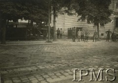 Lata 30., Lwów, Polska.
Wejście do koszar szwadronu zapasowego. Na ulicy stoją m.in. rtm. Kulesza, ppor. Jan Dłutek, ppor. Januszewski.
Fot. NN, Instytut Polski i Muzeum im. gen. Sikorskiego w Londynie
