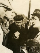 1944, Warszawa, Generalne Gubernatorstwo.
Hrabina Maria Tarnowska, szefowa Polskiego Czerwonego Krzyża, rozdaje chleb po kapitulacji miasta.
Fot. NN, Instytut Polski i Muzeum im. gen. Sikorskiego w Londynie