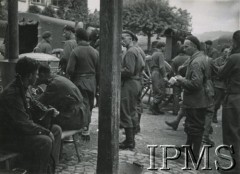 Czerwiec 1940, Szwajcaria.
Żołnierze 2 Dywizji Strzelców Pieszych w drodze do obozu internowania, w tle kuchnia polowa.
Fot. NN, Instytut Polski i Muzeum im. gen. Sikorskiego w Londynie