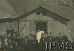 1940, Szwajcaria.
Msza święta dla internowanych żołnierzy 2 Dywizji Strzelców Pieszych.
Fot. NN, Instytut Polski i Muzeum im. gen. Sikorskiego w Londynie