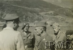 Czerwiec 1940, Szwajcaria.
Oficerowie 2 Dywizji Strzelców Pieszych po przekroczeniu granicy francusko-szwajcarskiej. W środku stoi gen. Bronisław Prugar-Ketling.
Fot. NN, Instytut Polski i Muzeum im. gen. Sikorskiego w Londynie