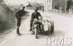 1.04.1940-10.06.1940, Loyat, Bretania, Francja.
Rtm. Szadkowski (?) udziela lekcji jazdy na motocyklu.
Fot. NN, Instytut Polski i Muzeum im. gen. Sikorskiego w Londynie