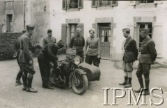 1.04.1940-10.06.1940, Loyat, Bretania, Francja.
Oficerowie Oddziału Rozpoznawczego. Stoją od lewej: rtm. Michał Mińkowski, dowódca szwadronu i dowódcy plutonów: ppor. J. Romanowski, ppor. Tadeusz Drobniak, por. Fangor, por. M. Garapich, por. S. Barylski, ppor. M. Eckhardt. Podpis: 