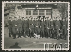 1.04.1940-10.06.1940, Sables d'Or, Bretania, Francja.
Ośrodek oficerski kawalerii, grupa żołnierzy i drewniany konik. Stoją od lewej: ppor. Linowski, por. Zygmunt Pawełczak (2 Pułk Ułanów), ppor. Czarkowski-Golejewski, ppor. Skrzeszewski, ppor. Jan Rostek (12 Pułk Ułanów), rtm. Sawicki, ppor. Wojtych, rtm. Leser, ppor. M. Eckhardt, mjr. Stankiewicz, por. Erazm Tuszowski, ppłk. Gruszewski, rtm. Kaftański, rtm. Ziobrowski, mjr. Łazarski, rtm. Siemiątkowski, ppor. Stoma, por. Ichnatowicz, ppor. Kulesza, rtm. Skiba, ppor. Lenartowicz, por. Szczepan, ppor. Bączkowski.
Fot. NN, Instytut Polski i Muzeum im. gen. Sikorskiego w Londynie