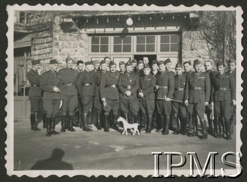 1.04.1940-10.06.1940, Sables d'Or, Bretania, Francja.
Ośrodek oficerski kawalerii, grupa żołnierzy i drewniany konik. Stoją od lewej: ppor. Linowski, por. Zygmunt Pawełczak (2 Pułk Ułanów), ppor. Czarkowski-Golejewski, ppor. Skrzeszewski, ppor. Jan Rostek (12 Pułk Ułanów), rtm. Sawicki, ppor. Wojtych, rtm. Leser, ppor. M. Eckhardt, mjr. Stankiewicz, por. Erazm Tuszowski, ppłk. Gruszewski, rtm. Kaftański, rtm. Ziobrowski, mjr. Łazarski, rtm. Siemiątkowski, ppor. Stoma, por. Ichnatowicz, ppor. Kulesza, rtm. Skiba, ppor. Lenartowicz, por. Szczepan, ppor. Bączkowski.
Fot. NN, Instytut Polski i Muzeum im. gen. Sikorskiego w Londynie