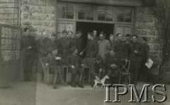 1.04.1940-10.06.1940, Sables d'Or, Bretania, Francja.
Ośrodek oficerski kawalerii, grupa żołnierzy i drewniany konik. Stoją od lewej: ppor. Czarkowski-Golejewski, NN, NN, por. Erazm Tuszowski, ppor. Jan Rostek, drugi od prawej : por. Zygmunt Pawełczak.
Fot. NN, Instytut Polski i Muzeum im. gen. Sikorskiego w Londynie