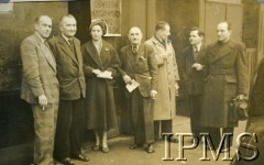 7.11.1954, Glasgow, Szkocja, Wielka Brytania.
Wybory do Rady Rzeczpospolitej Polskiej. Przed lokalem wyborczym stoją od lewej: inżynier M. Gworek, T. Pątkowski, H. Gworkowa, Z. Kobryn, inspektor S. Maj, L. Wilmański, mecenas J. Bełtowski.
Fot. NN, Instytut Polski i Muzeum im. gen. Sikorskiego w Londynie, udostępnił Z. Kobryn [Album K21]