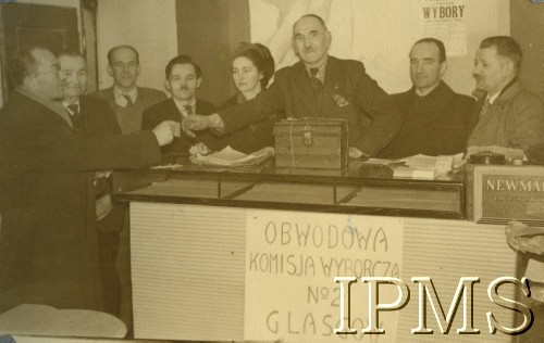 7.11.1954, Glasgow, Szkocja, Wielka Brytania.
Wybory do Rady Rzeczpospolitej Polskiej. W lokalu wyborczym (od lewej strony): oddaje kartę z głosem wyborczym T. Ciepielowski, stoi T. Pątkowski, inżynier M. Gworek, L. Wilmański, H. Gworkowa, Z. Kobryn, mecenas J. Bełtowski, inspektor S. Maj.
Fot. NN, Instytut Polski i Muzeum im. gen. Sikorskiego w Londynie, udostępnił Z. Kobryn [Album K21]
