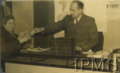 7.11.1954, Glasgow, Szkocja, Wielka Brytania.
Wybory do Rady Rzeczpospolitej Polskiej. Kartę do głosowania oddaje Z. Pawlak.
Fot. NN, Instytut Polski i Muzeum im. gen. Sikorskiego w Londynie, udostępnił Z. Kobryn [Album K21]
