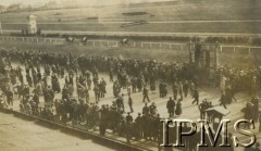 1918-1939, Warszawa, Polska.
Wyścigi konne na Służewcu. 
Fot. NN, Instytut Polski i Muzeum im. gen. Sikorskiego w Londynie [Album K25, prawdopodobnie należący do rodziny Bilskich]