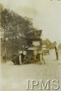 Lata 20.-30., Polska.
Automobiliści na drodze. 
Fot. NN, Instytut Polski i Muzeum im. gen. Sikorskiego w Londynie [Album K25, prawdopodobnie należący do rodziny Bilskich]