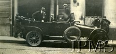 1922-1924, Warszawa, Polska.
Pracownicy Poselstwa ZSRR przed swoją siedzibą (Trębacka 8). Do samochodu wsiada sekretarz poselstwa Nikołajew.
Fot. NN, Instytut Polski i Muzeum im. gen. Sikorskiego w Londynie [Album K25, prawdopodobnie należący do rodziny Bilskich]