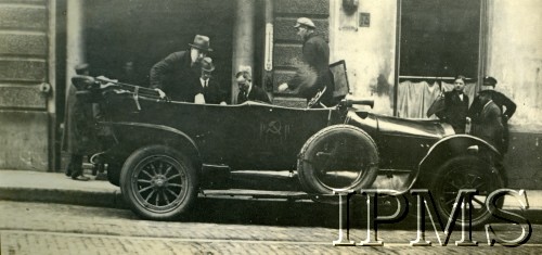 1922-1924, Warszawa, Polska.
Pracownicy Poselstwa ZSRR przed swoją siedzibą (Trębacka 8). Do samochodu wsiada sekretarz poselstwa Nikołajew.
Fot. NN, Instytut Polski i Muzeum im. gen. Sikorskiego w Londynie [Album K25, prawdopodobnie należący do rodziny Bilskich]