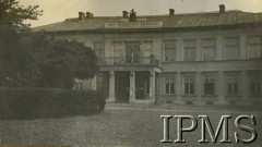 Lata 20.-30., Warszawa, Polska.
Pałac Błękitny przy ulicy Senatorskiej 37. Na fasadzie budynku widać napis 