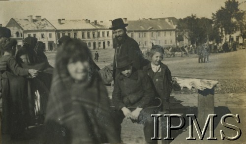 1918-1939, Polska
Żydzi na rynku miasteczka.
zdjęcie umieszczone w sąsiedztwie pocztówek z Łańcuta Fot. NN, Instytut Polski i Muzeum im. gen. Sikorskiego w Londynie [Album K25, prawdopodobnie należący do rodziny Bilskich]